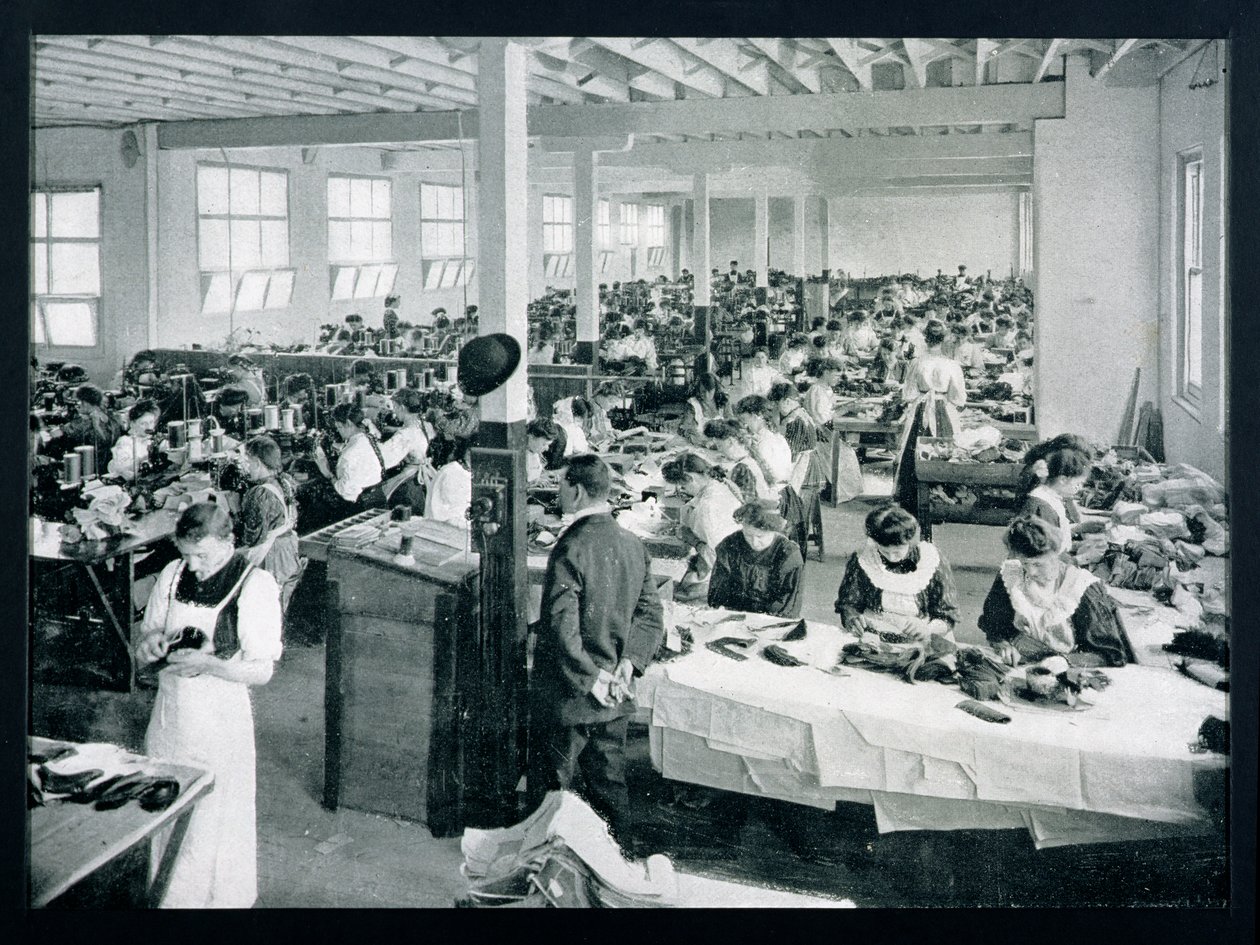 Interiör av en skotillverkningsfabrik, Victoria, ca 1900, från 
