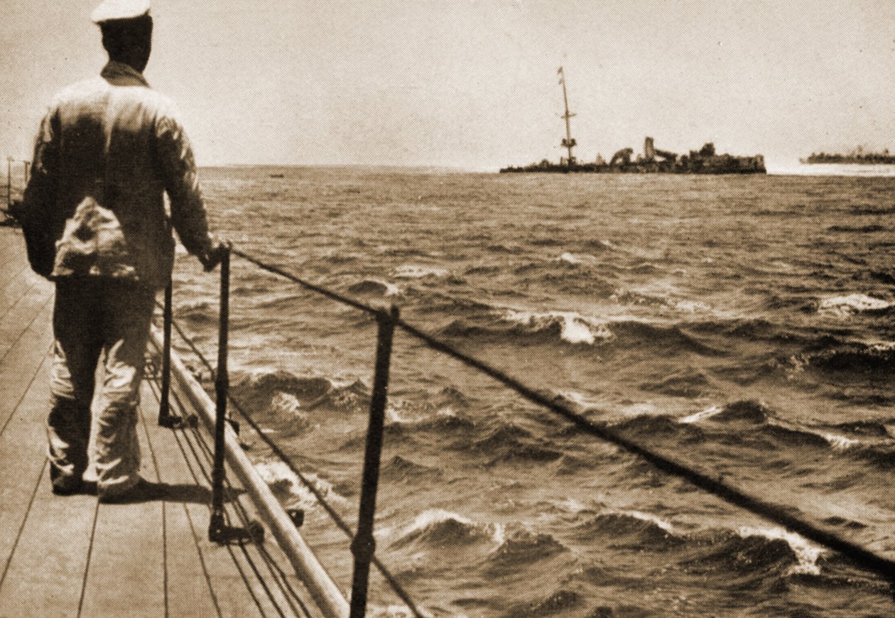 Vy över det grundstötade kejserliga tyska flottans krigsfartyg Emden från kvartsdäcket på H.M.A.S. Sydney, 10 november 1914 av Australian Photographer