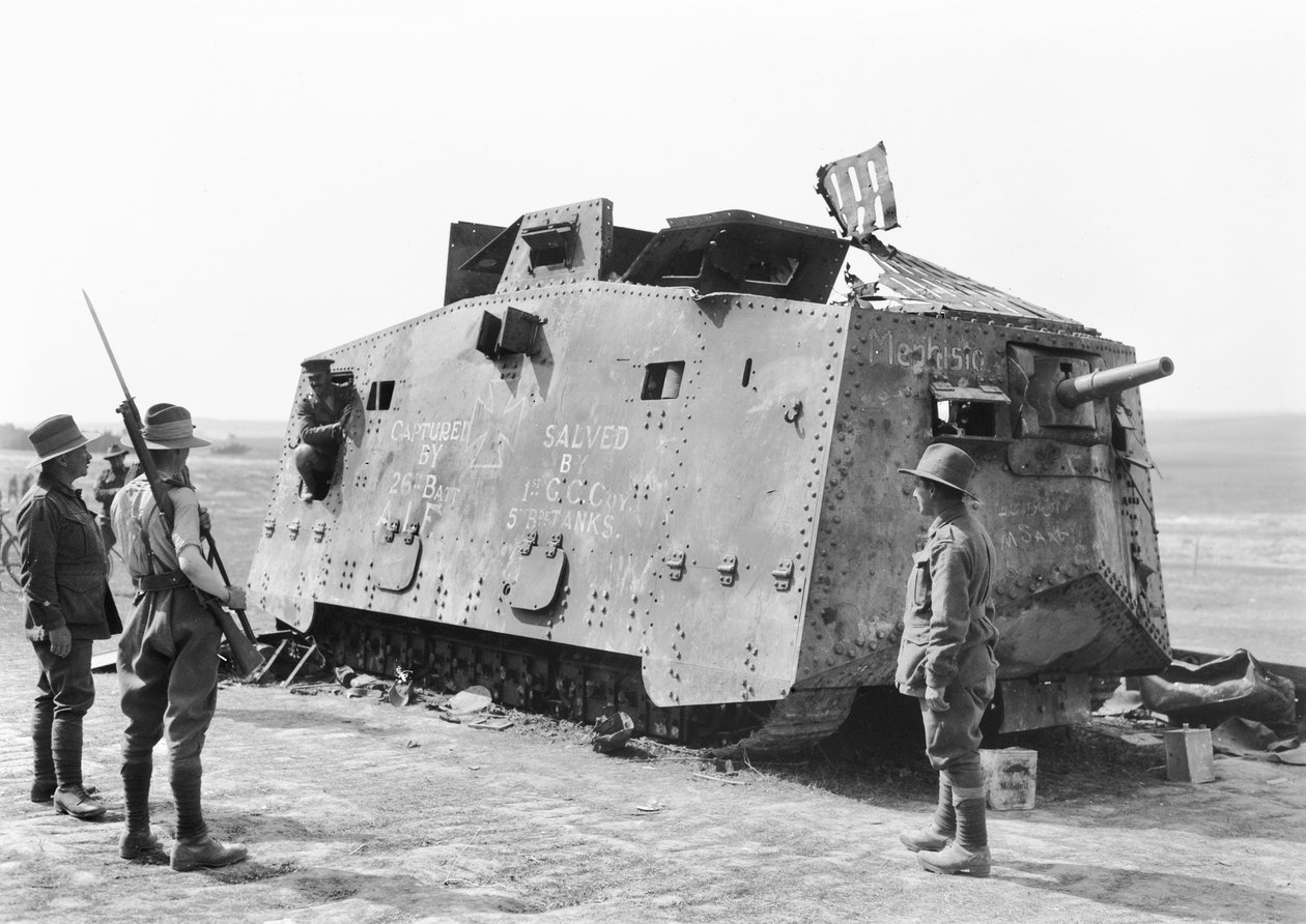 En tysk stridsvagn tillfångatagen av den 26:e bataljonen vid Monument Wood nära Villers-Bretonneux den 14 juli 1918 och sedan bärgades för Australian War Museum av den 5:e brittiska stridsvagnsbrigaden, 4 aug. av Australian Photographer