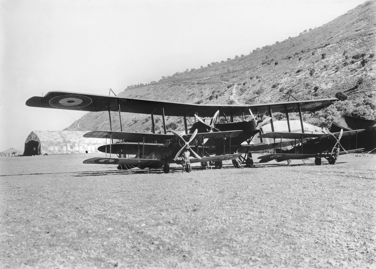 Ett Handley-Page 0400-flygplan med några Bristol Fighter-maskiner på flygplatsen för Australian Flying Corps i Haifa. Kapten Ross Macpherson Smith lotsade ofta detta flygplan, 1918 (bw foto av Australian Photographer