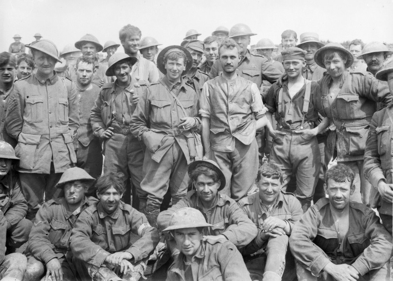 En grupp från den 46:e australiska infanteribataljonen strax efter att ha kommit ut ur linjen framför Monument Wood, där de hade upplevt en period av mycket svåra strider, som visade tillståndet för av Australian Photographer