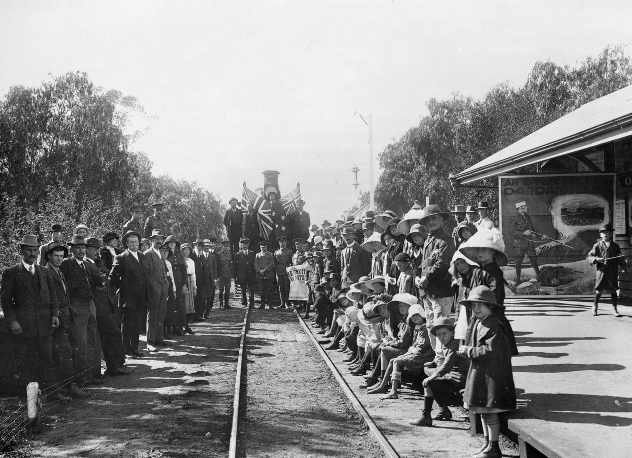 Ett turnerande rekryteringståg vid järnvägsstationen med några av stadens medborgare (Donor Queensland Recruiting Committee), Wallumbilla, Queensland, ca 1916 av Australian Photographer