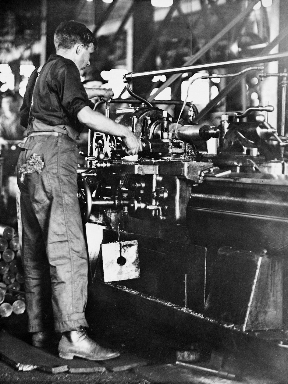 En hantverkare som tillverkar skalhöljen vid en Walsh Island-bruk, Newcastle, New South Wales, ca 1916 av Australian Photographer