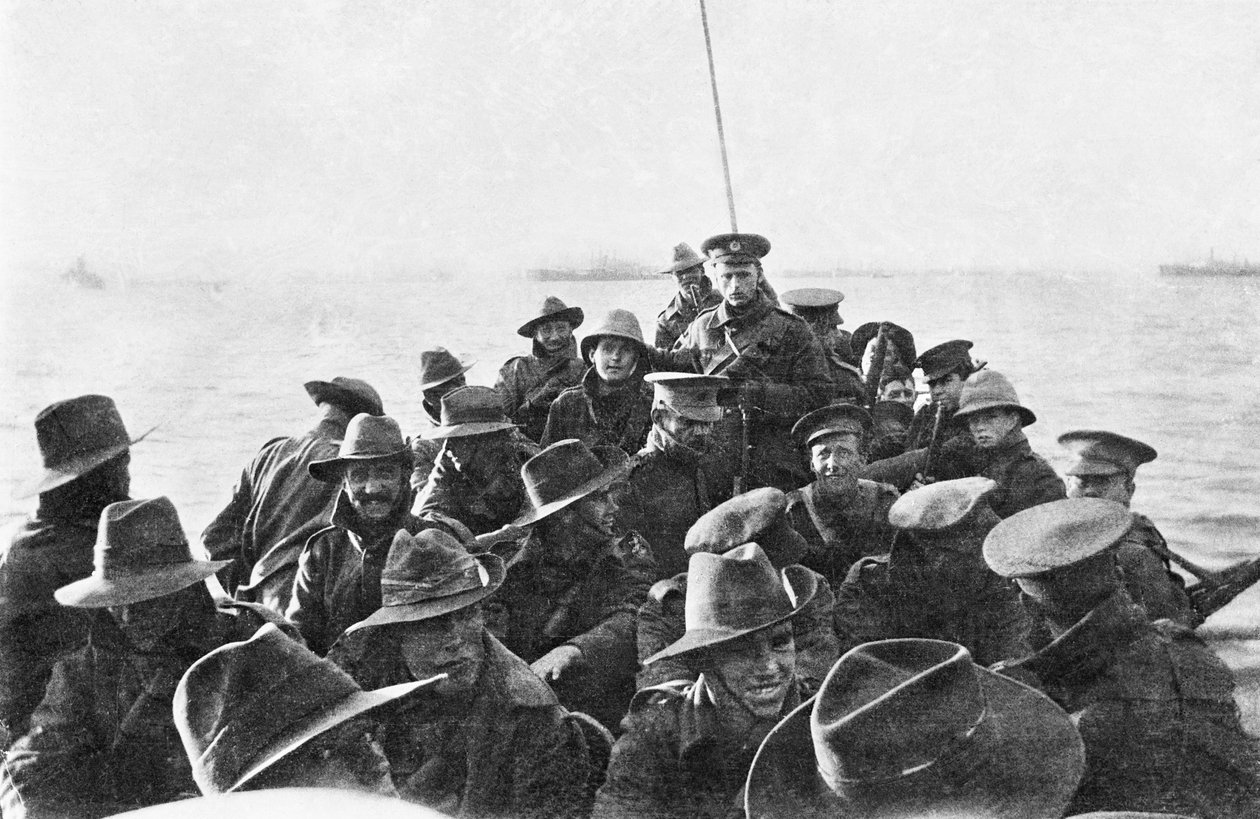En vy akterut över en livbåt med oidentifierade män från Australian 1st Divisional Signal Company, när de bogseras mot Anzac Cove kl. 6 på dagen för landningen, 25 april 1915 (bw phot) av Australian Photographer