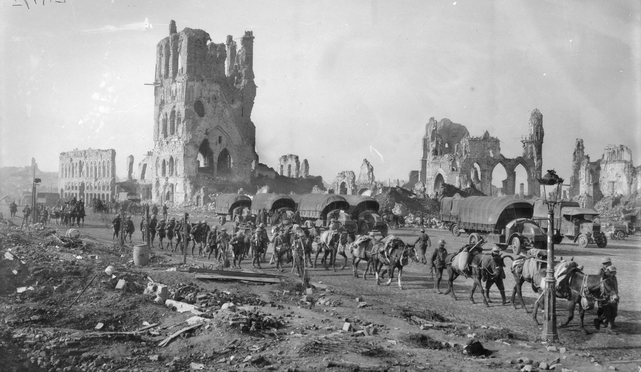 En oidentifierad australiensisk maskingevärsektion med packade hästar som passerar ruinerna av tyghallen. Notera flera motorbilar parkerade i bakgrunden, 19 oktober 1917 av Australian Photographer