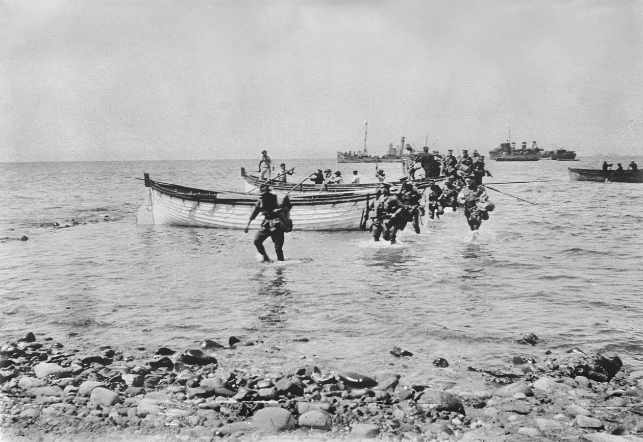 Australiska soldater som vadar genom vattnet när de kommer iland vid Anzac Cove, Gallipoli den 25 april 1915 efter att ha transporterats i landningsbåtar från större fartyg i bakgrunden, 25 april 1915 ( av Australian Photographer