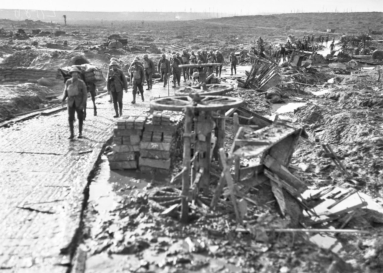 Australiska trupper passerar längs spåret som leder till Idiot Corner, vid Westhoek Ridge, i Ypres-sektorn, 28 oktober 1917 av Australian Photographer
