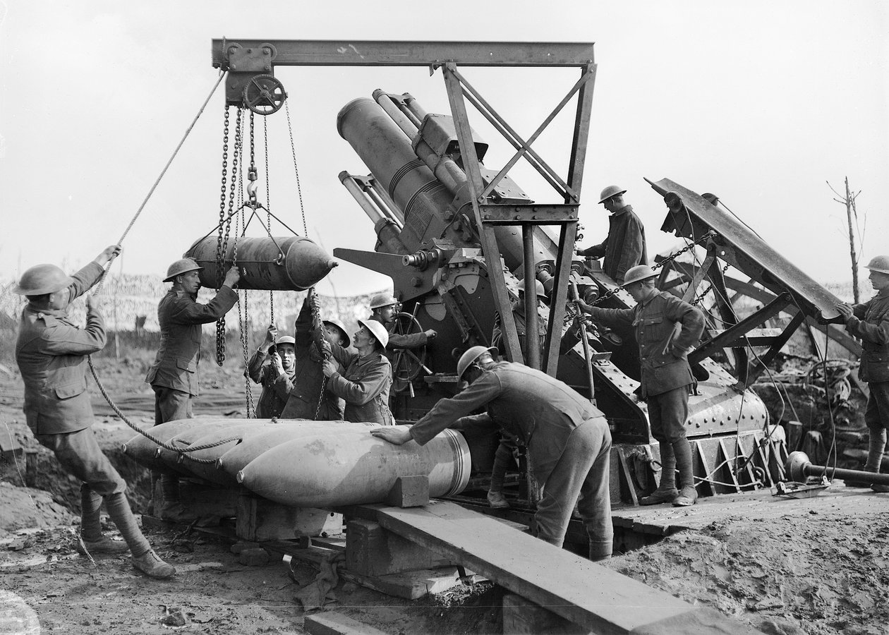 Besättning på 2 kanoner, Royal Marine Artillery lastar Granny, en 15-tums Howitzer (tung artilleripap), nära Menin Road, i Ypres-sektorn, 5 oktober 1917 av Australian Photographer