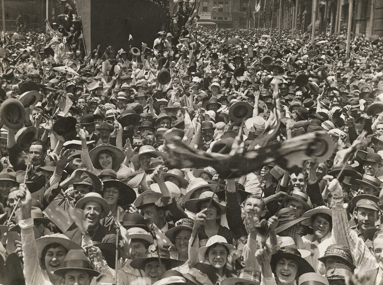 Folkmassa i Martin Place, Sydney, firar nyheten om undertecknandet av vapenstilleståndet, 11 november 1918 av Australian Photographer