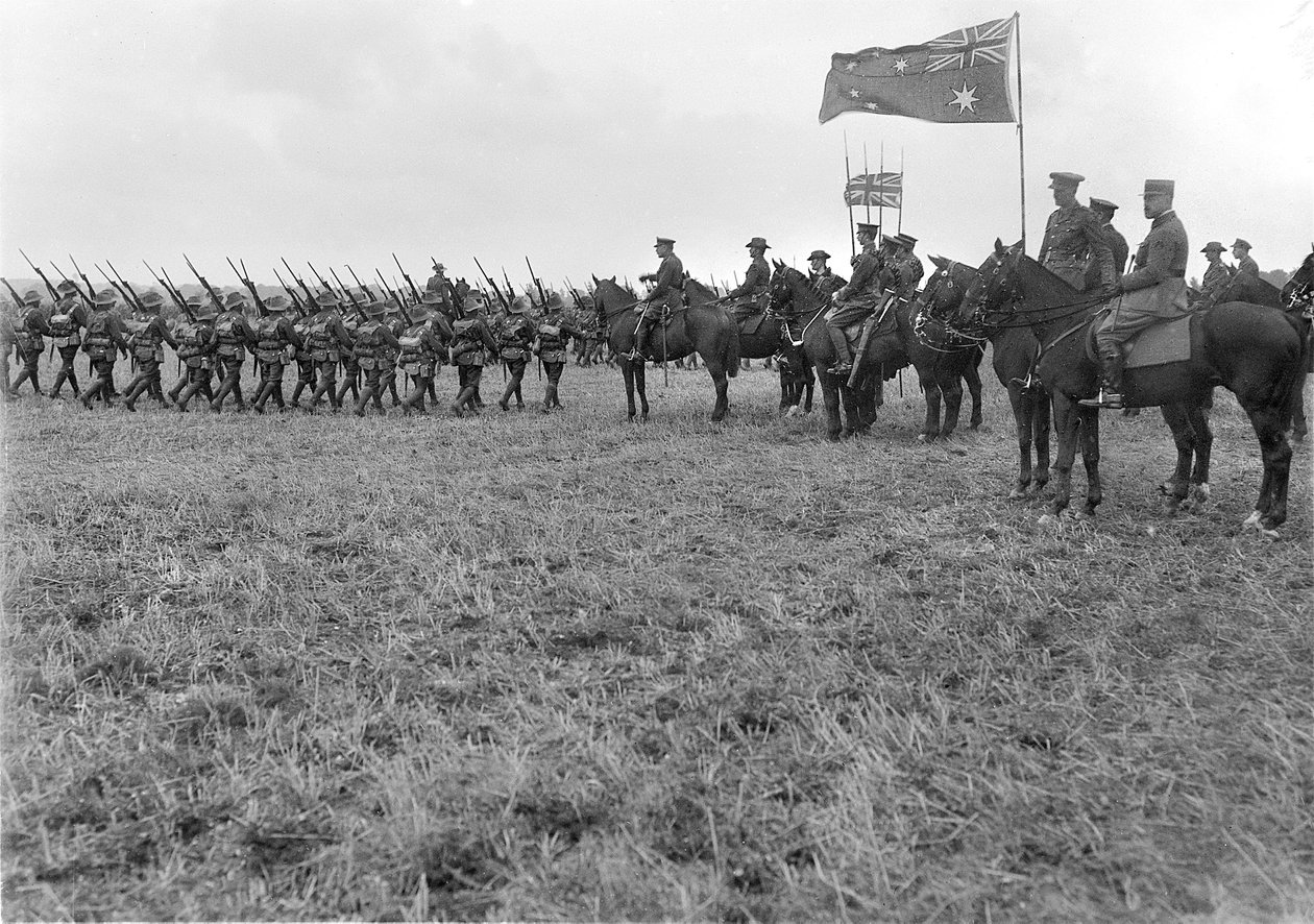 Fältmarskalk Sir Douglas Haig granskar den 5:e australiska divisionen i Ebblinghem, 29 augusti 1917 av Australian Photographer