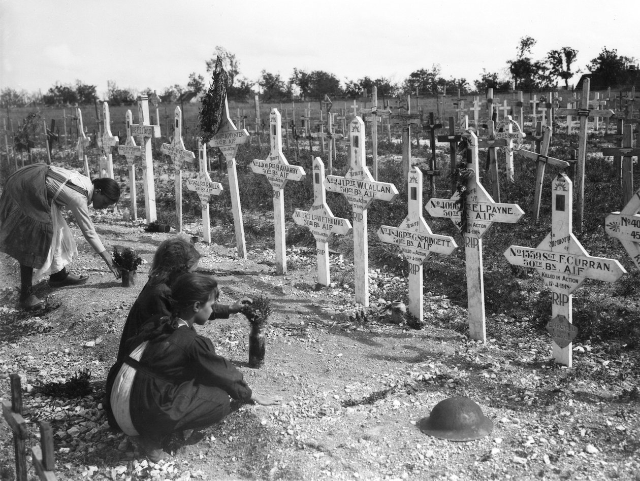 Franska barn sköter gravar på Adelaide Cemetery av australiensare dödade i strid på västfronten, Villers-Bretonneux, Frankrike 26 augusti 1919 av Australian Photographer
