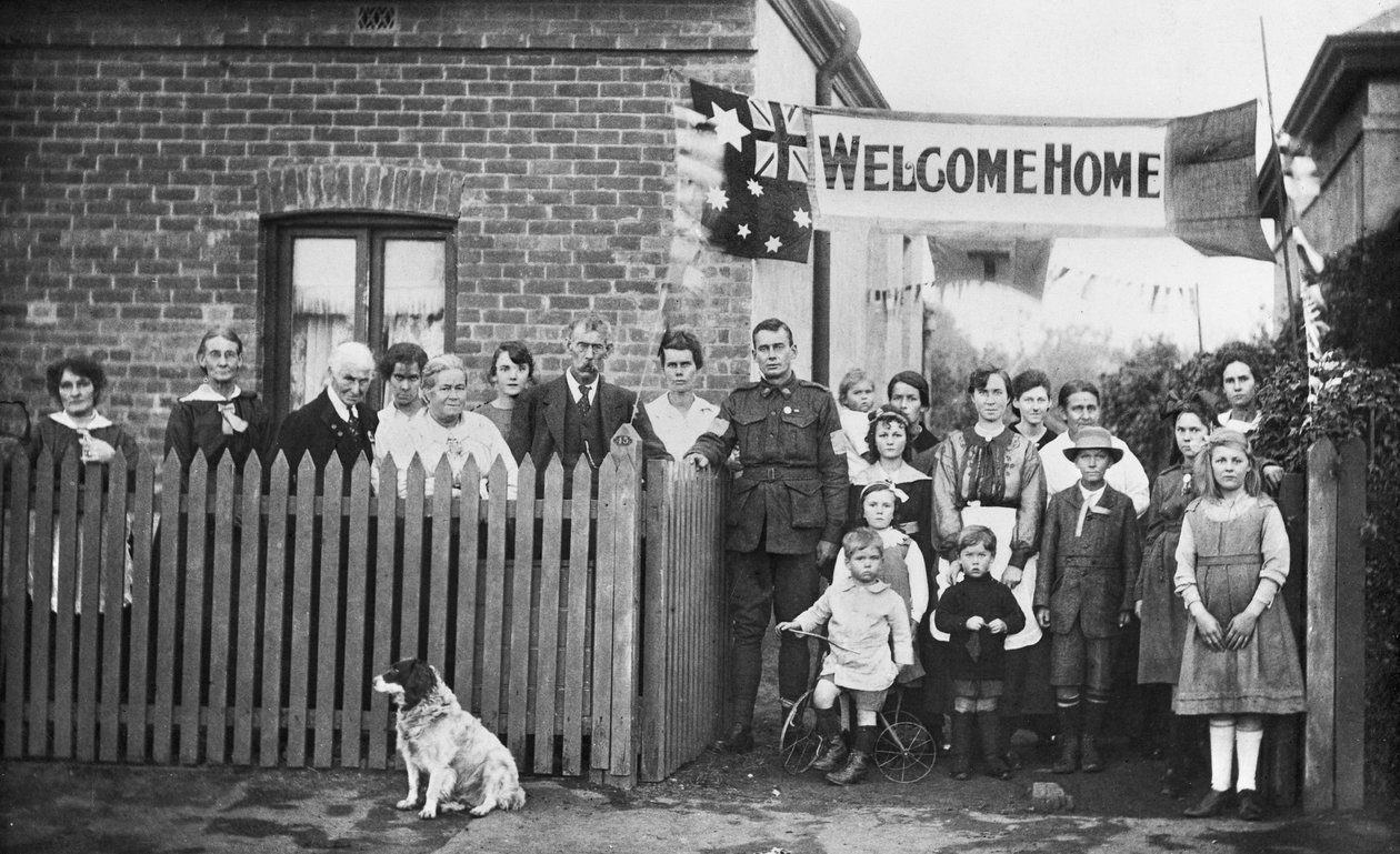 Gruppporträtt av 540 Sapper Arthur Findon Dunbar MM, 2nd Australian Tunneling Company (i uniform med armen vilande på grinden) och hans familjemedlemmar samlade utanför deras hus på 45 Chief Street av Australian Photographer