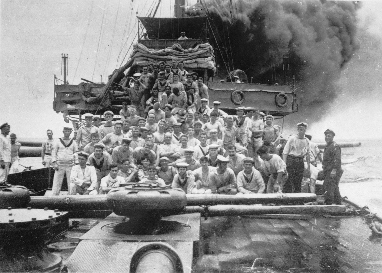 Gruppporträtt av några oidentifierade medlemmar av besättningen på HMAS Sydney, visat på däck medan deras skepp jagar colliern Buresk nära Cocos Island, 9 november 1914 av Australian Photographer