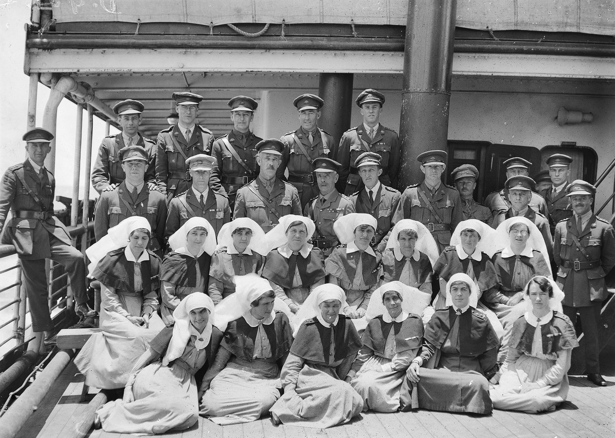 Gruppporträtt av Senior Medical Officers och personal ombord på HMAT Wahehe, under återresan till Australien, september 1919-oktober 1919 av Australian Photographer