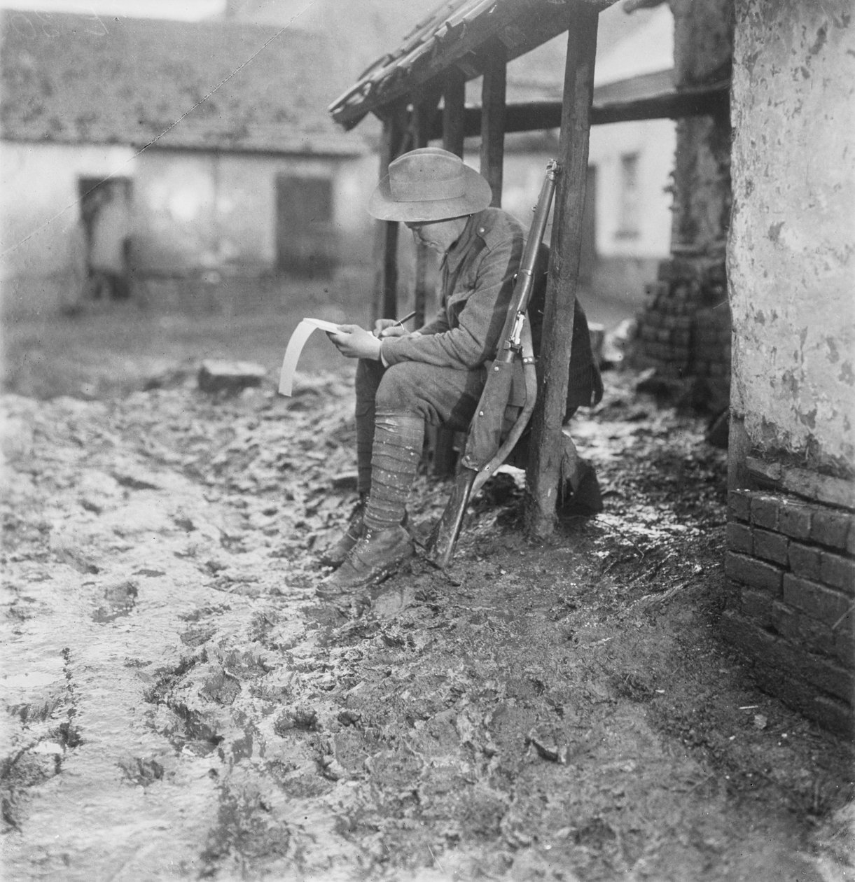 I billets på Flesselles. En medlem av den australiska 2:a bataljonen fortsatte med sin korrespondens, 17-30 november 1916 av Australian Photographer