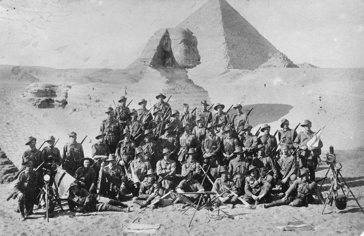 Informellt gruppporträtt av en australisk infanterisignalskola framför sfinxen och pyramiden. Signalutrustning är i förgrunden, ca 1915 av Australian Photographer