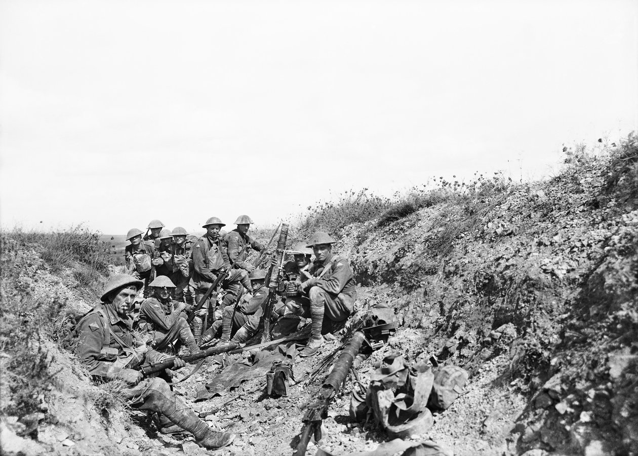 Löjtnant A.V. Sedgwick MC och en del av hans parti från 24:e bataljonen, i väntan på att artilleribomben på Mont St Quentin skulle lyftas, fotograferade några minuter innan de flyttade ut ur skyttegraven av Australian Photographer
