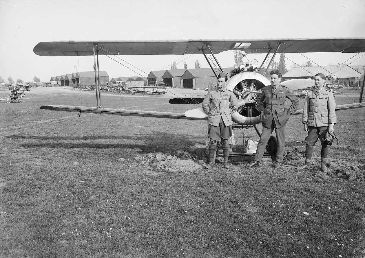 Löjtnanterna Jack Henry Weingarth (vänster), Roy George Smallwood (mitten) och Vincent George Sheppard, från nr 4 skvadronen, Australian Flying Corps, som står framför en av skvadronerna Sopwith Camel av Australian Photographer