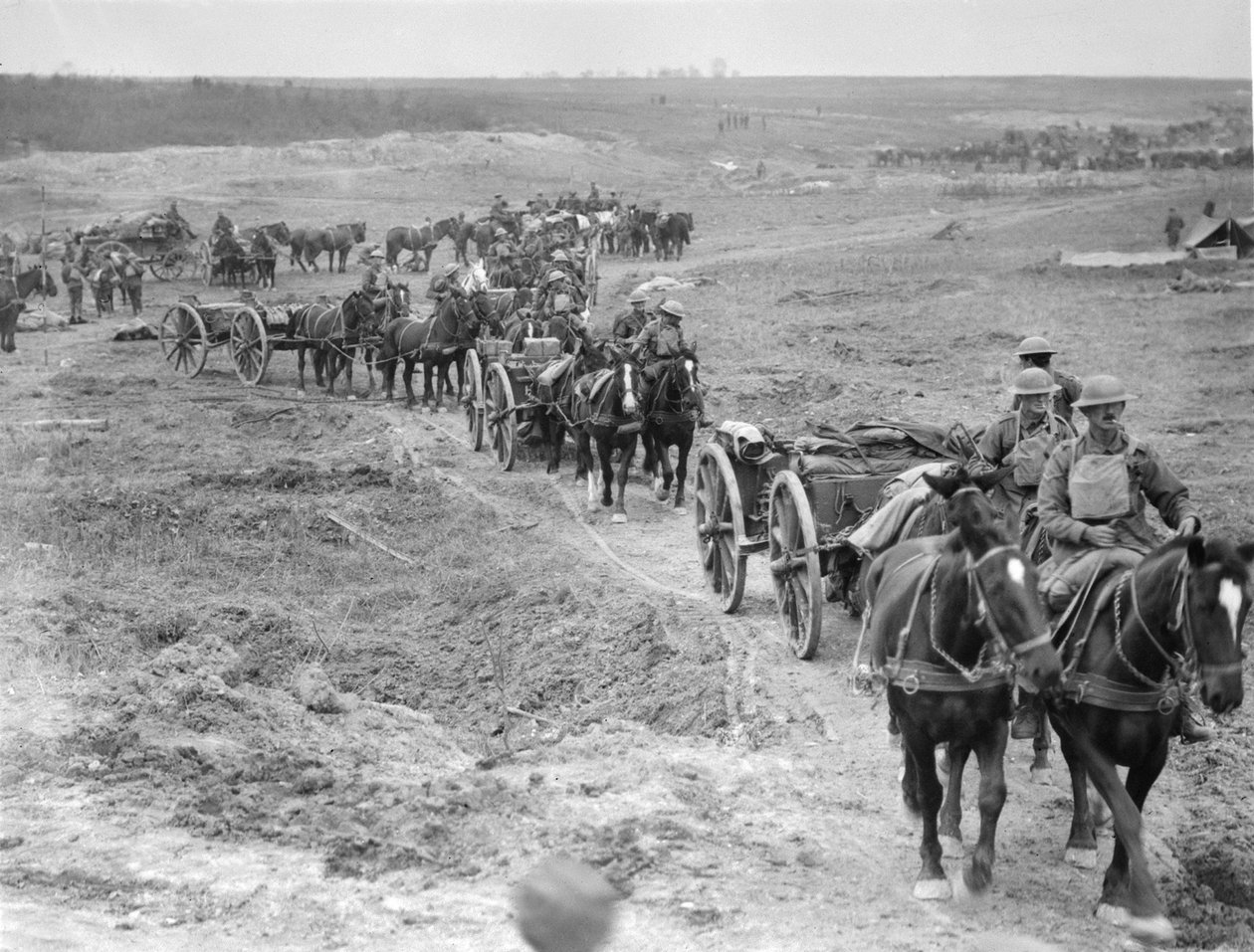 Limbers från 6:e brigaden av australiensiskt fältartilleri som tar upp ammunition till kanonerna genom Hindenburglinjen nära Bellicourt, 4 oktober 1918 av Australian Photographer