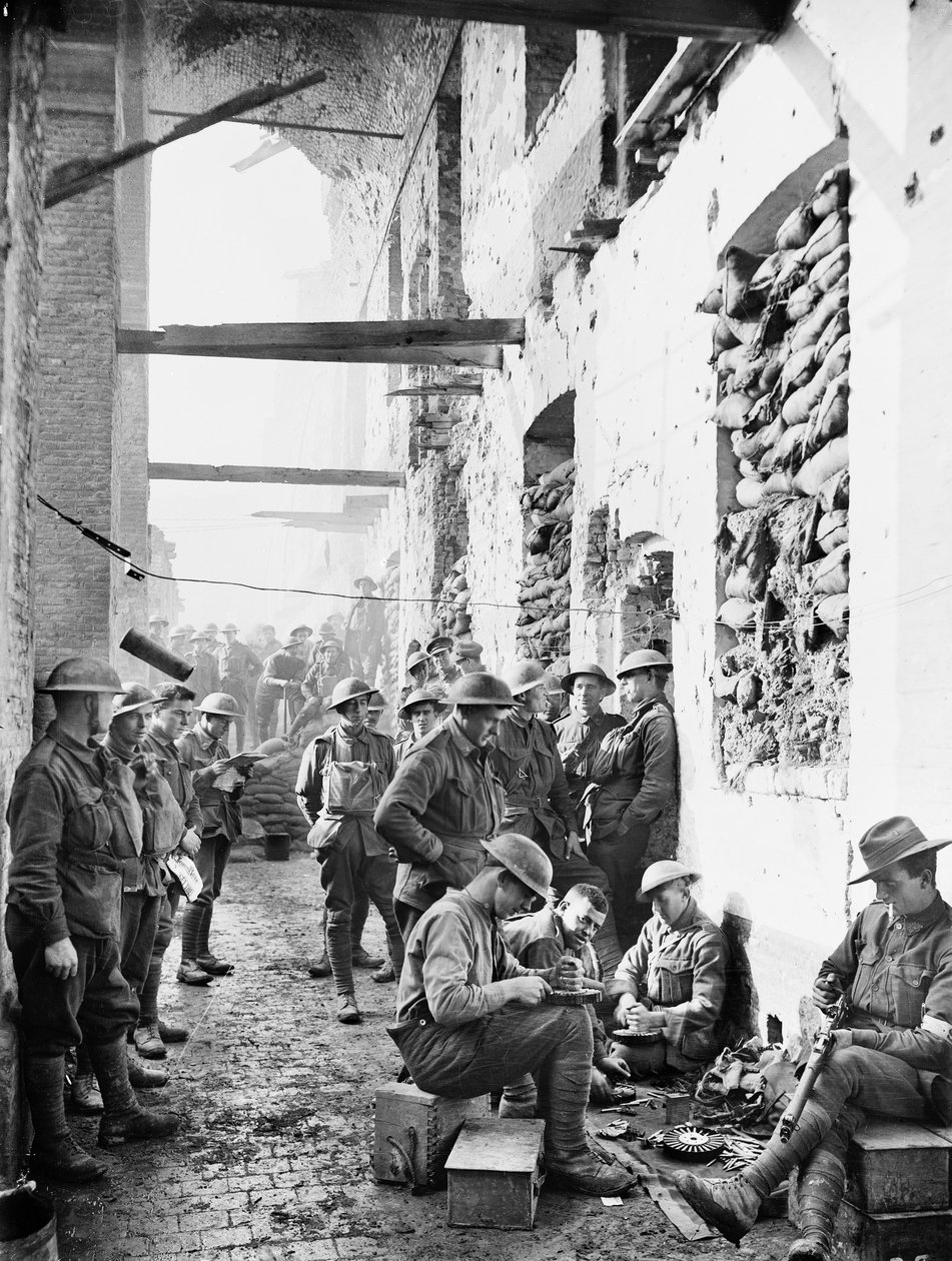 Medlemmar av den 2:a australiska infanteribataljonen utanför sina lokaler i kavallerikasernen i Ypres, 1 november 1917 av Australian Photographer