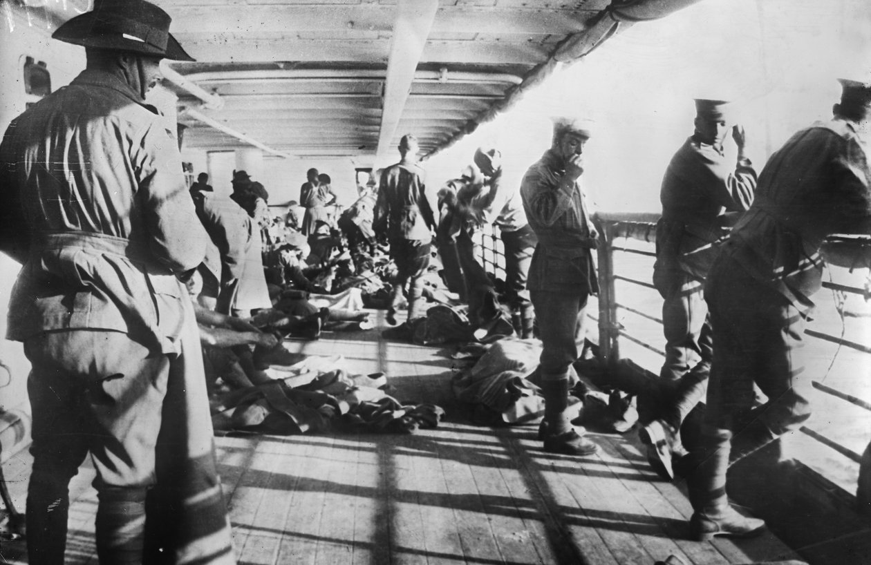 Män från 3:e bataljonen kopplar av på däcket av transporten SS Derfflinger strax före reveille på morgonen före landningen vid Anzac Cove, 24 april 1915 av Australian Photographer