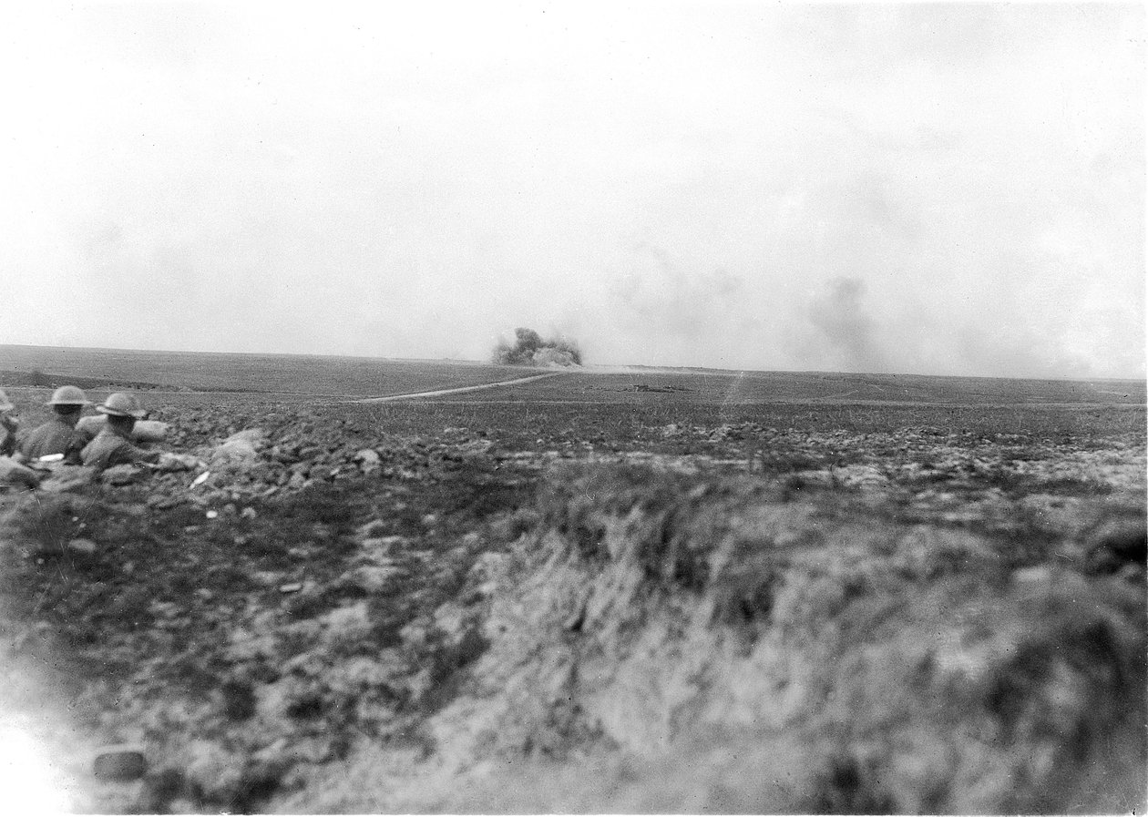 Observatörer (till vänster) tittar på australiskt artilleri som beskjuter tyskarna i Hindenburglinjen den 27 maj 1917 av Australian Photographer