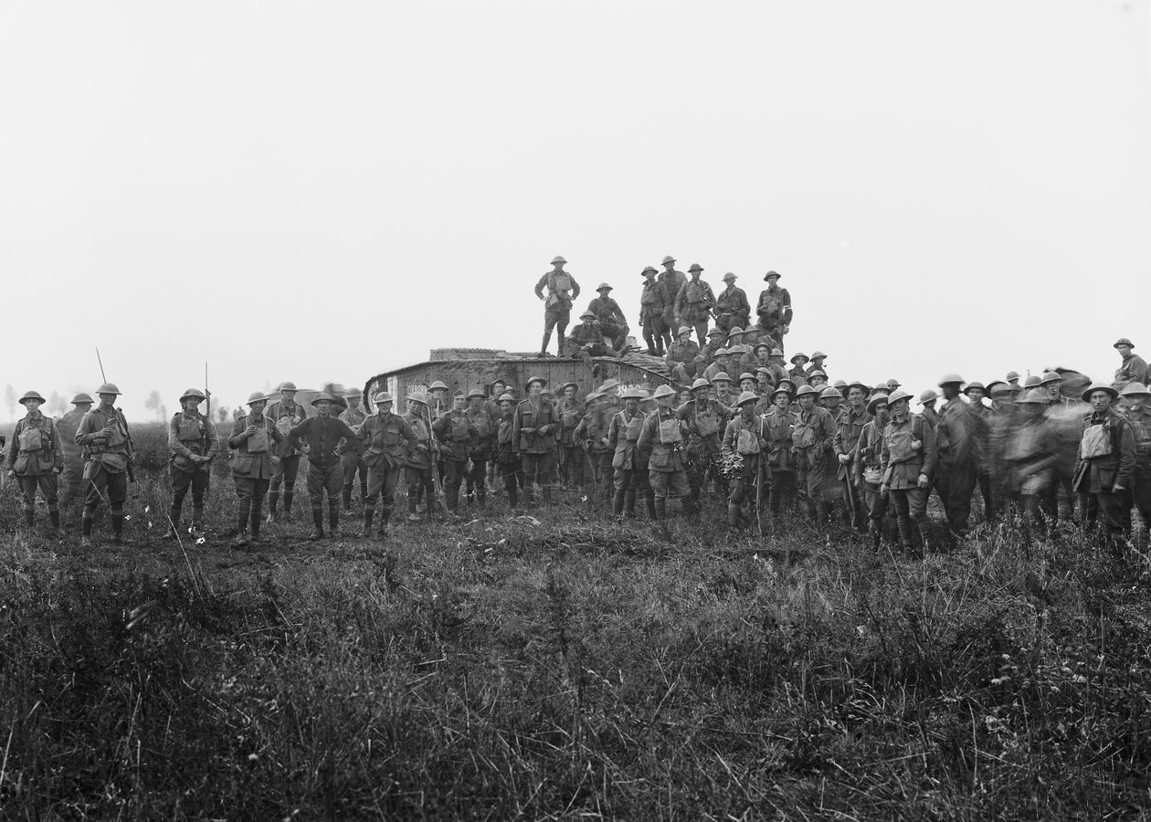 Utomhusgruppporträtt av en stridsvagnsbesättning och några medlemmar av den 5:e australiska infanteribrigaden, 8 augusti 1918 av Australian Photographer