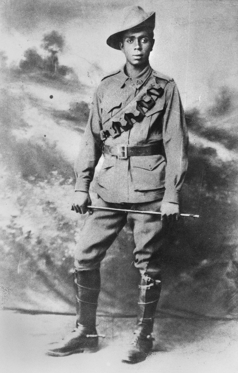 Porträtt av en aboriginisk tjänsteman, 234 Privat (Pte) Walter Christopher (Chris) George Saunders, ca 1916 av Australian Photographer
