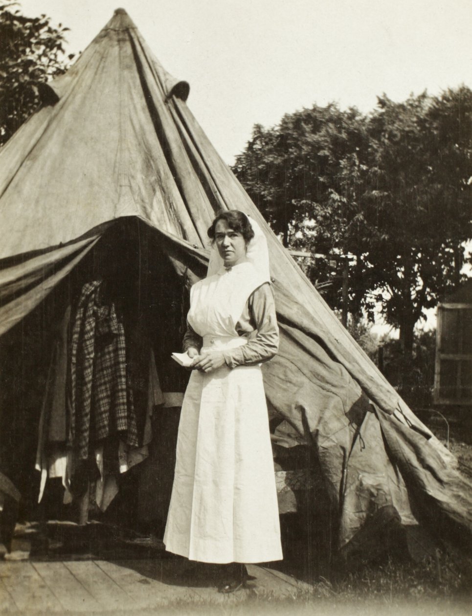 Syster Ada Smith från 2nd Australian Casualty Clearing Station nära Steenwerck, Trois Arbres, Frankrike, 1916 av Australian Photographer