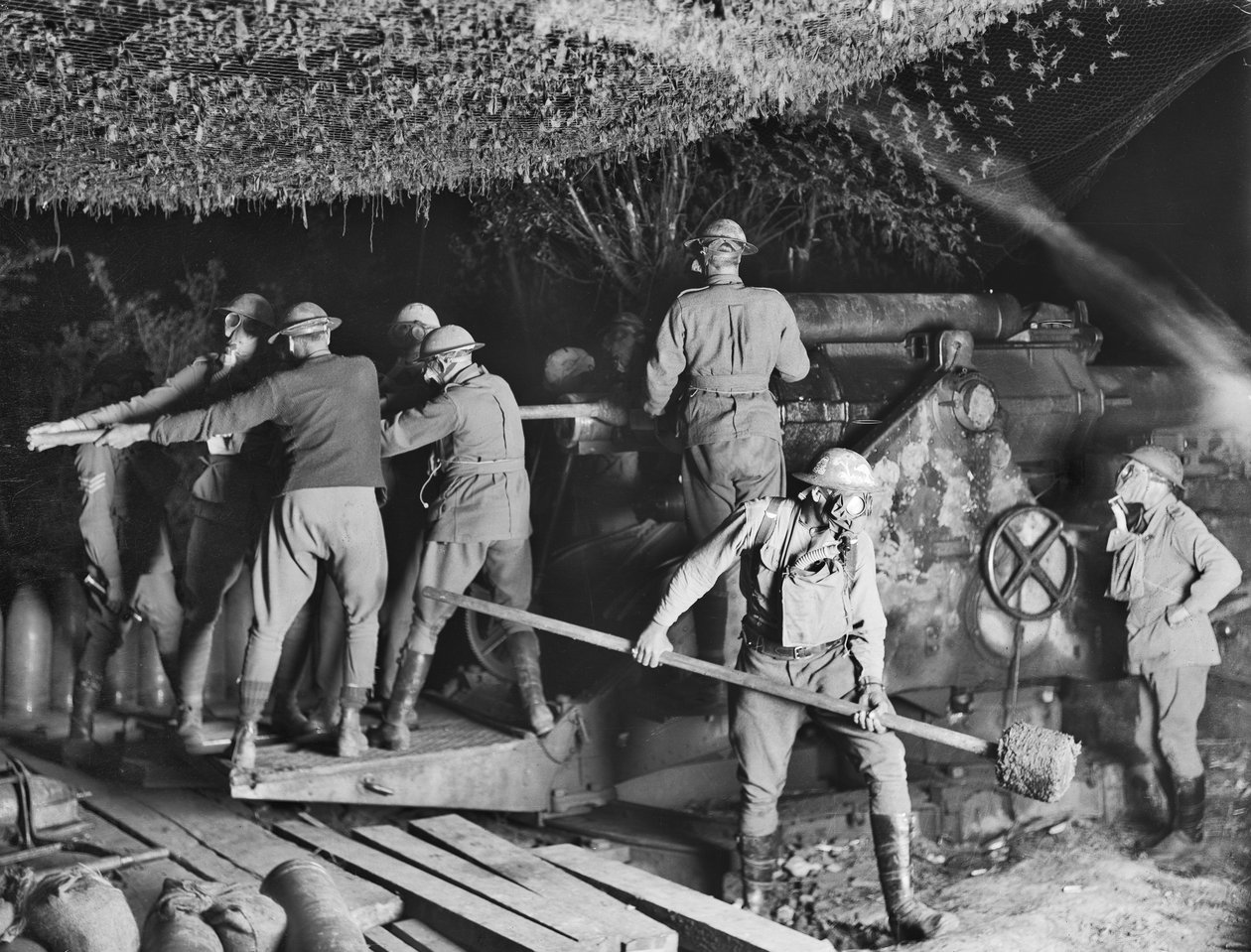 The 2nd Australian Siege Battery (55th Australian Siege Artillery Battery) som arbetar på en 9,2 tums haubits i sina gasmasker under en attack vid Voormezeele, 15 september 1917 av Australian Photographer