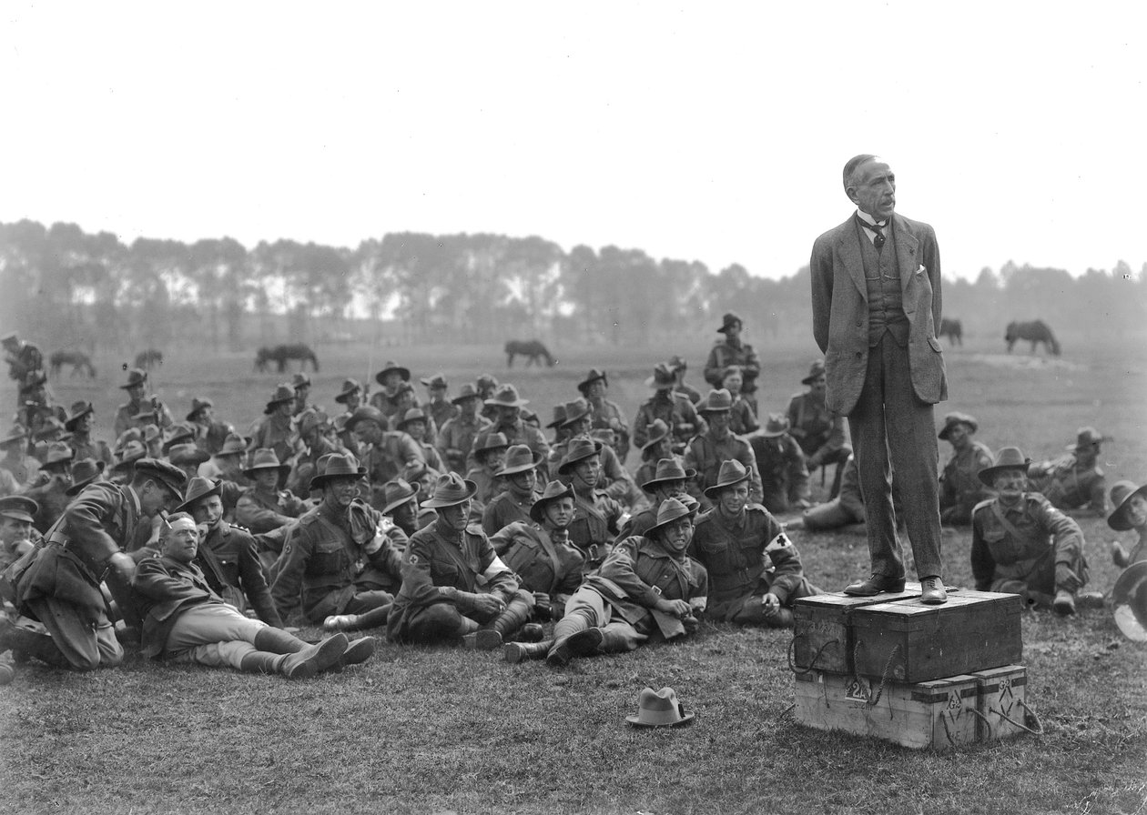 Den höge ärade William Morris (Billy) Hughes, stående på en plattform som består av fyra ammunitionslådor, talar till en sammankomst av den 5:e australiska fältambulansen, nära La Motte, cirka ett kilo av Australian Photographer