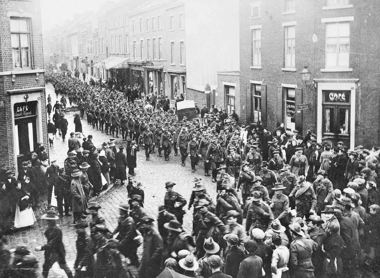 Den sista kvoten av 1st Division Artillery, AIF, som lämnar staden för att dra i Charleroi för att påbörja sin hemresa, Chatelineau, Belgien, 26 november 1919 av Australian Photographer