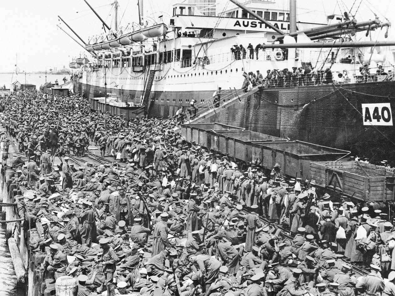 Trupper går ombord på Port Melbourne på A40 HMAT Ceramic, 1915 av Australian Photographer