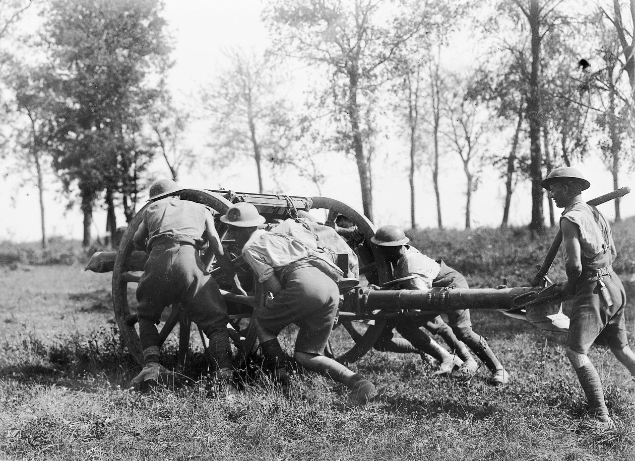 Oidentifierade medlemmar av 7:e brigaden, australiensiskt fältartilleri som drar en av sina vapen i position nära Gressaire Wood, för att hjälpa den 9:e infanteribrigadens attack nära Bray-sur-Somme, 22 augusti av Australian Photographer