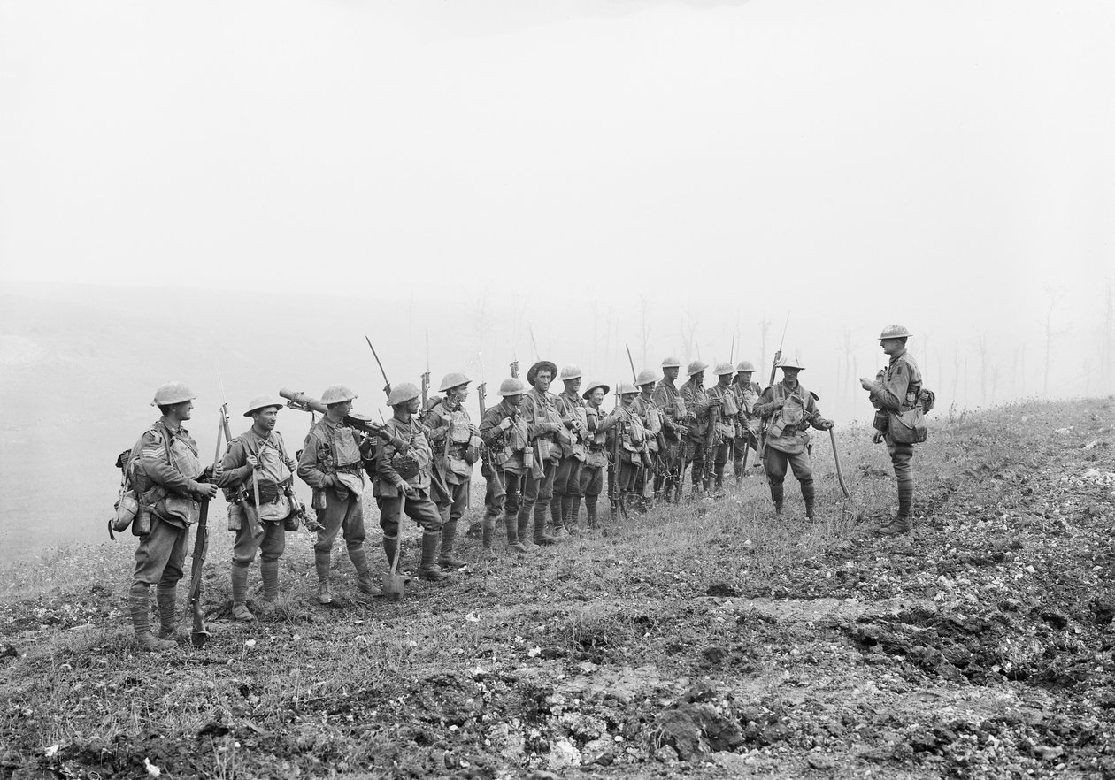 Warfusee-Abancourt, Frankrike: Löjtnant Rupert Frederick Arding Downes MC talar till sin pluton från B-kompaniet, 29:e bataljonen, under en vila nära byarna Warfusee och Lamotte innan advan av Australian Photographer