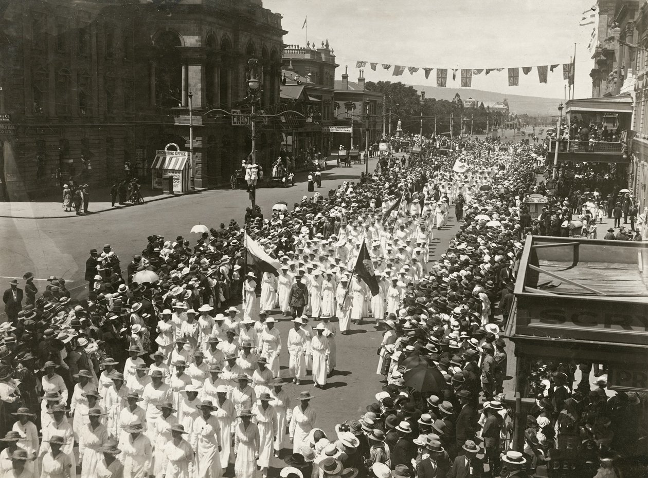 Kvinnor som håller en fredsdagsmarsch längs King William Street, Adelaide, södra Australien, november 1918 av Australian Photographer