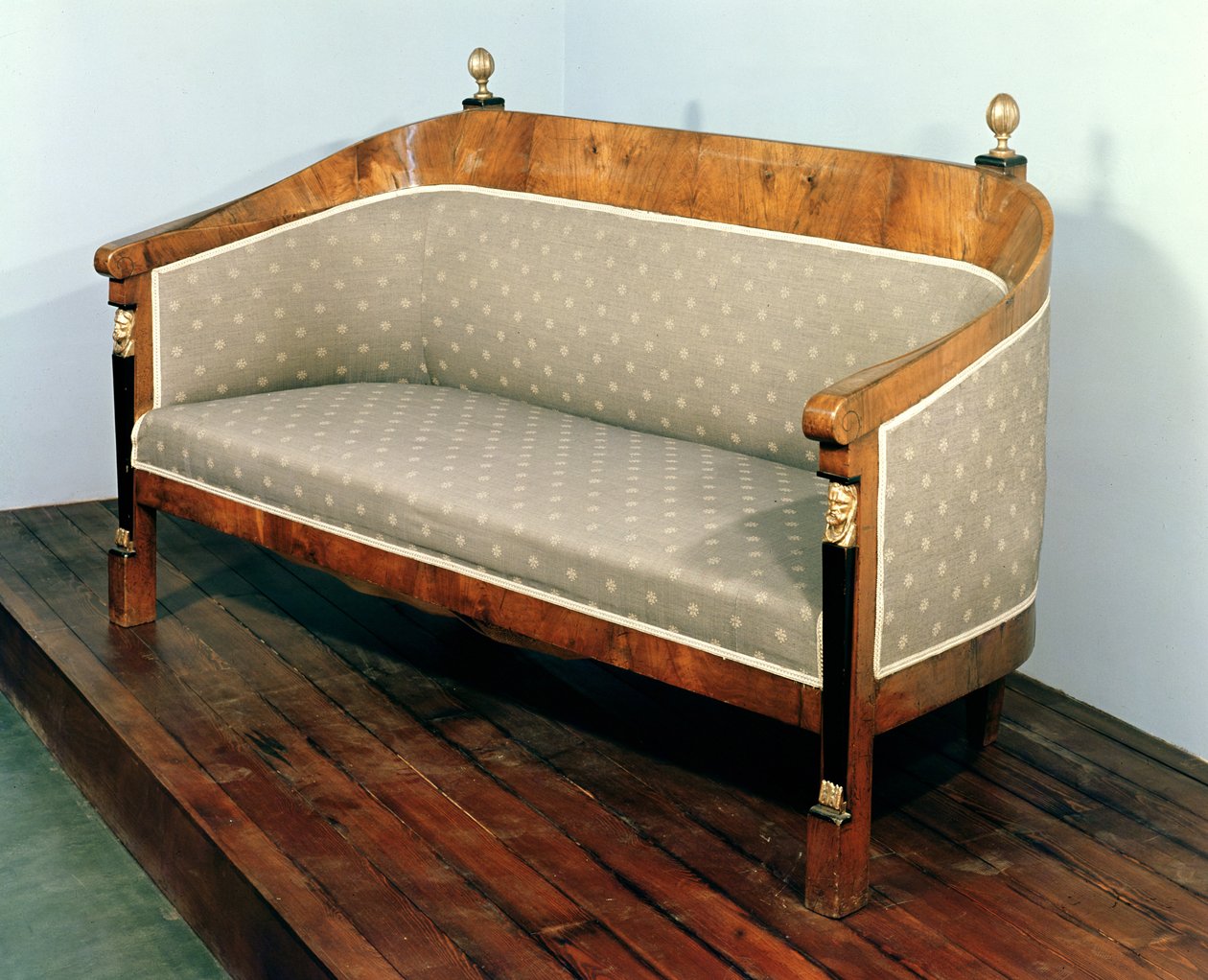 Soffa, Biedermeierstil, ca 1820 (fruktträ med ebenholts och förgylld dekor) av Austrian School