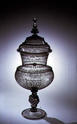 Bägare i venetiansk stil med lock, diamantspetsgravyr och förgyllning, Innsbruck, ca 1580 (glas) av Austrian School