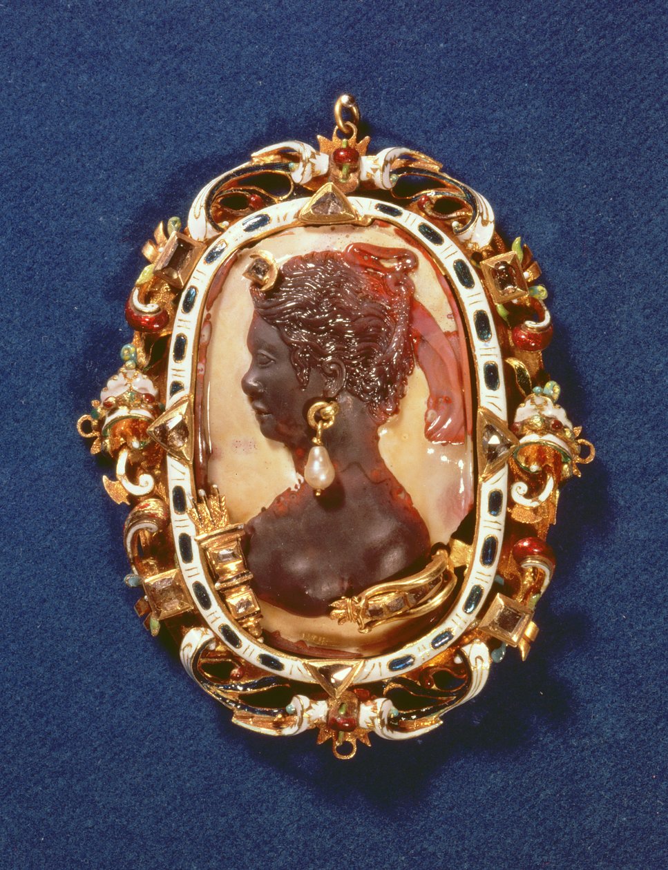 Cameo som bär profilhuvudet av gudinnan Diana, med ett dropp-pärlörhänge, den förgyllda ramen dekorerad med halvädelstenar och vit och blå emalj av Austrian School