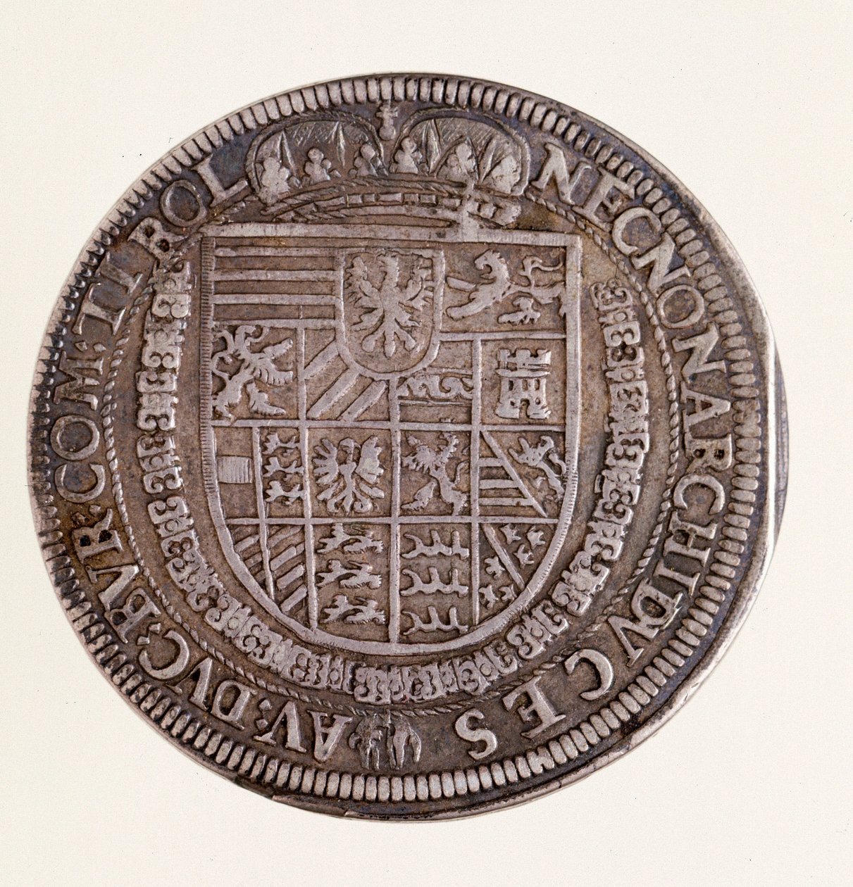 Silvermynt (thaler) från Tyrolen: kejsar Rudolf II:s (Rodolphe II) regeringstid (1552-1612). Diam. 4 cm Neapel, museo archeologico nazionale av Austrian School