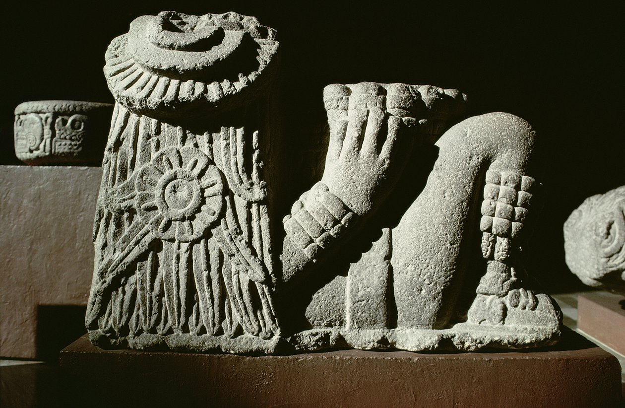Liggande solgud med en solkalenderskiva i håret av Aztec