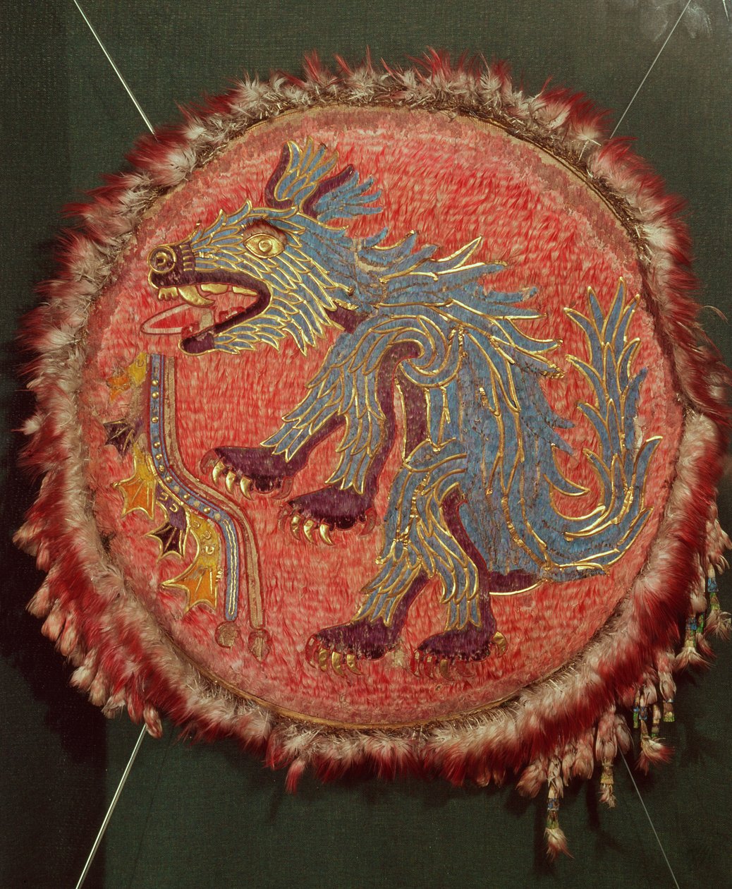 Sköld, ca 1500 (fjädrar, guldplåt, agavepapper, läder och vass) av Aztec