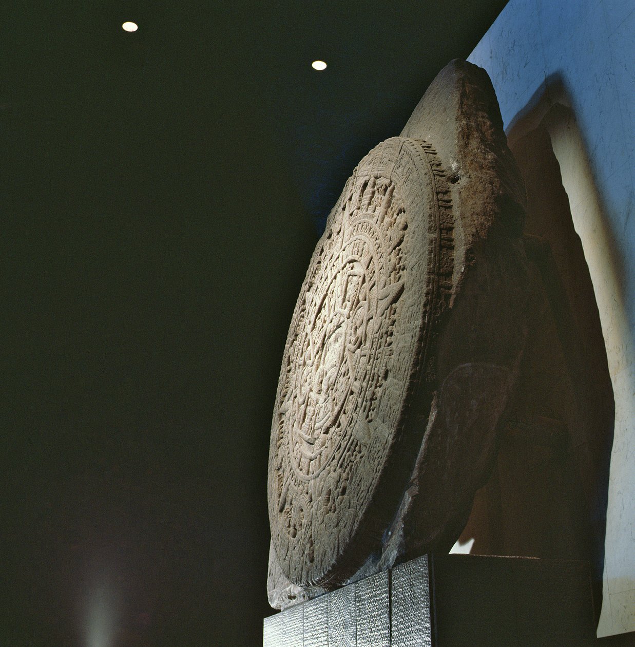 Den stora kalenderstenen, sen efter klassisk period (1300-1521) (se även 207555) av Aztec