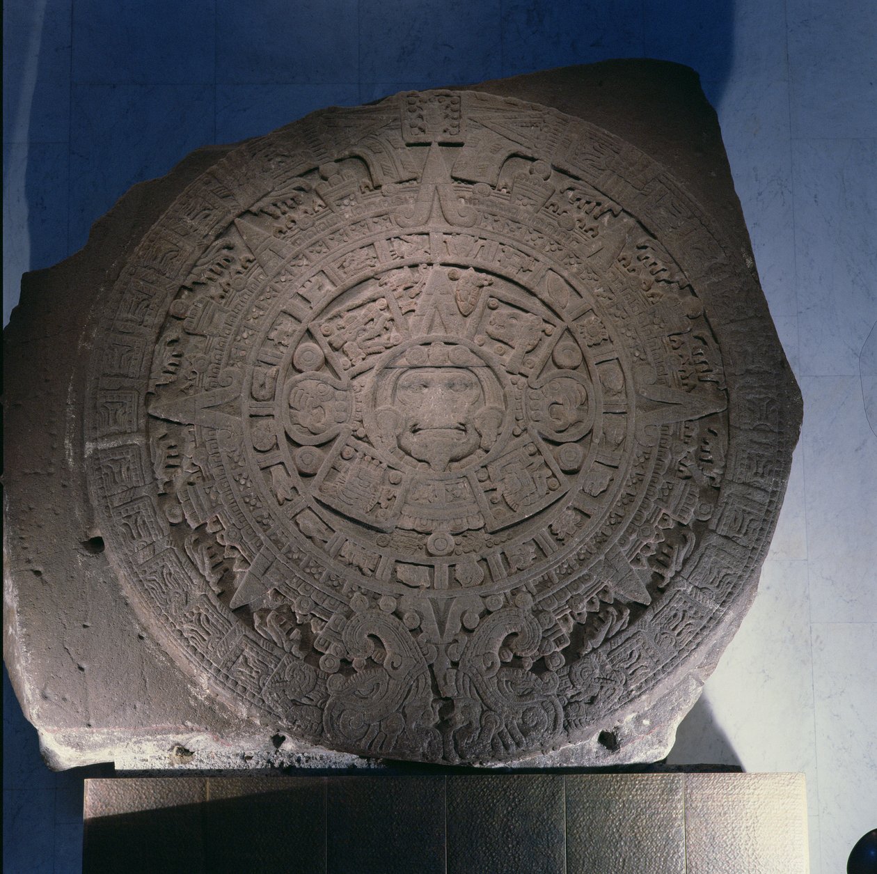 Den stora kalenderstenen, sen efter klassisk period (1300-1521) (se även 207556) av Aztec