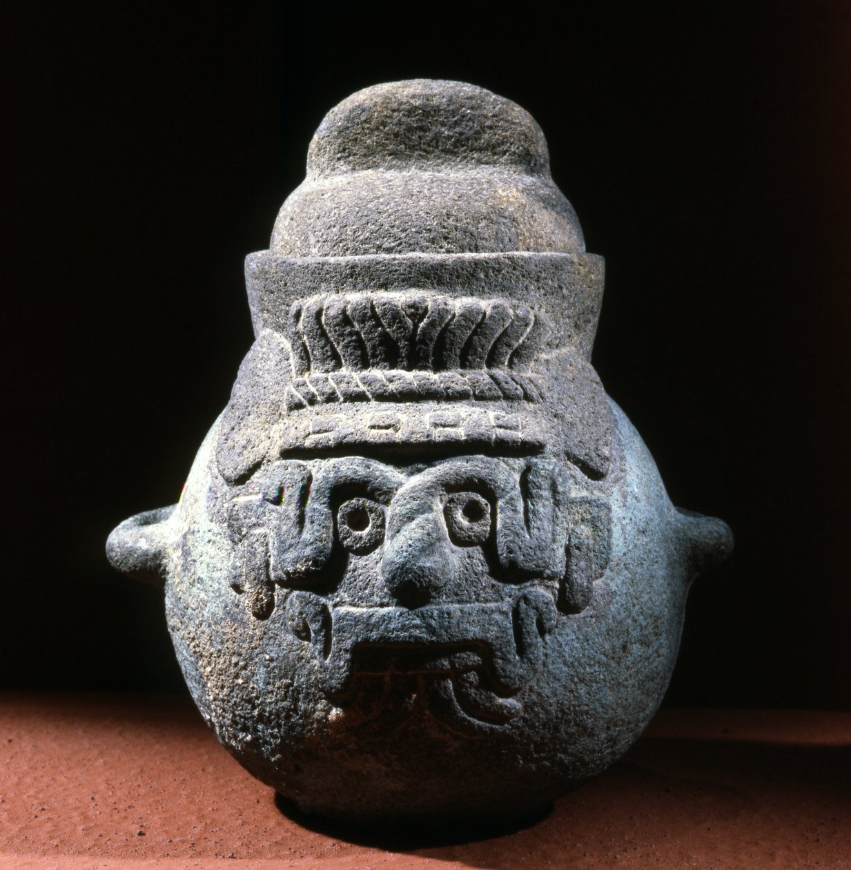 Urna med ett ansikte av Tlaloc, Late Post Classic period av Aztec