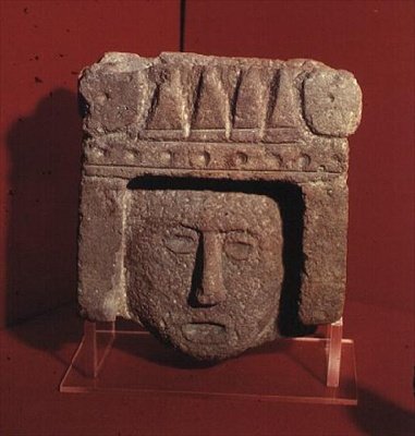 Aztekiskt snidat huvud av Aztec