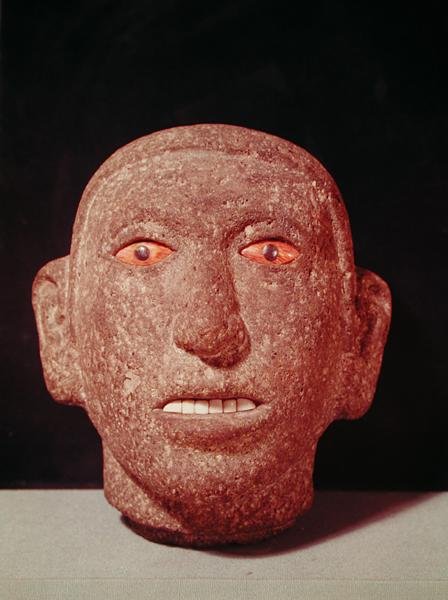 Huvudet på en man (basalt) av Aztec