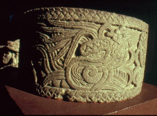 Urna med fjäderorm av Aztec