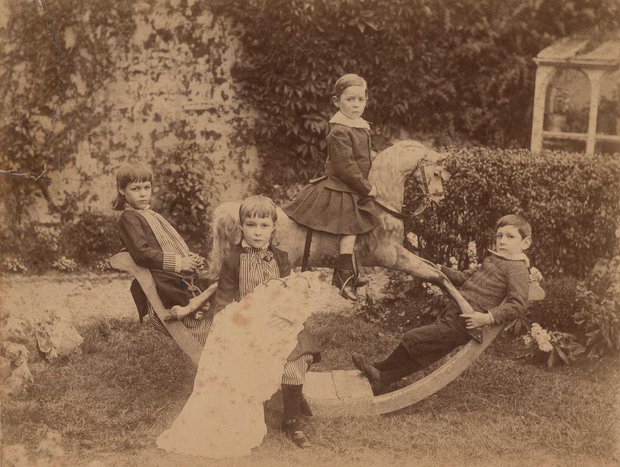 Barn på gunghäst, ca 1890 (bw-foto) av B. Thomas