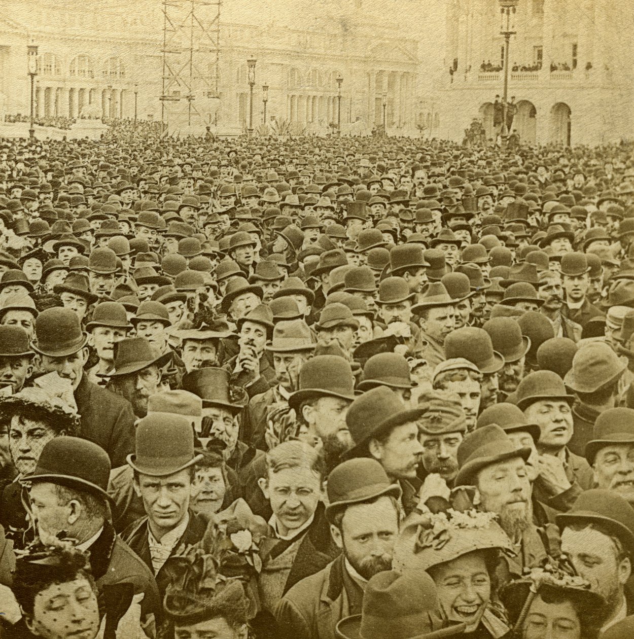 Folkmassa vid invigningen av Columbian Exhibition, Chicago, Illinois, USA, 1893. av B. W. Kilburn